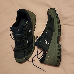 On Cloud Womens Hiking Shoes waterproof sz 9.5/41